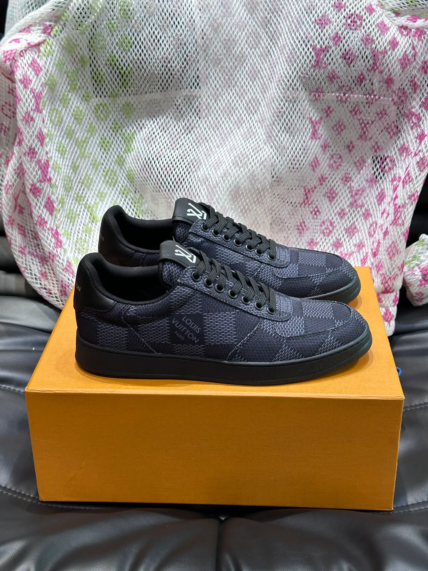 Men's Men's Shoes 💰p420 L·v Rivoli men's low-top casual sneakers, the classic checkerboard pattern will never go out of style. This Rivoli environmentally friendly sneaker is made of 90% sustainable materials. It is recycled polyester fiber integrated with the iconic Damier jacquard, and the outsole is shaped with recycled polyurethane. An upcycled LV logo perches on the tongue, while Louis Vuitton logos appear on the sides and rear. Comfortable and durable, versatile style, can be worn in all seasons, simple and fashionable item!  Size: 38-44